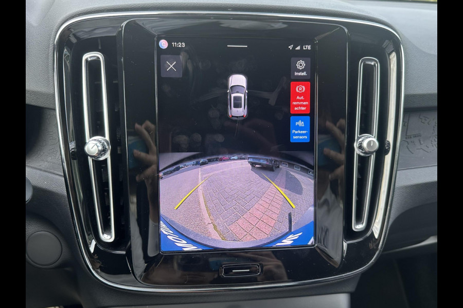 Volvo XC40 Recharge Plus 70 kWh VAN: € 32.900- VOOR: € 30.877,- UW HERFSTVOORDEEL: € 2.023-| SOH 92%|  ADAPTIVE CRUISE| ELEK. ACHTERKLEP| STOEL + STUURVERWARMING| DODE HOEK SENSOR|