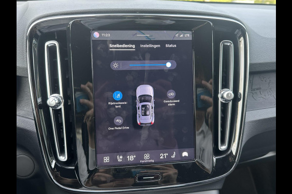 Volvo XC40 Recharge Plus 70 kWh VAN: € 32.900- VOOR: € 30.877,- UW HERFSTVOORDEEL: € 2.023-| SOH 92%|  ADAPTIVE CRUISE| ELEK. ACHTERKLEP| STOEL + STUURVERWARMING| DODE HOEK SENSOR|