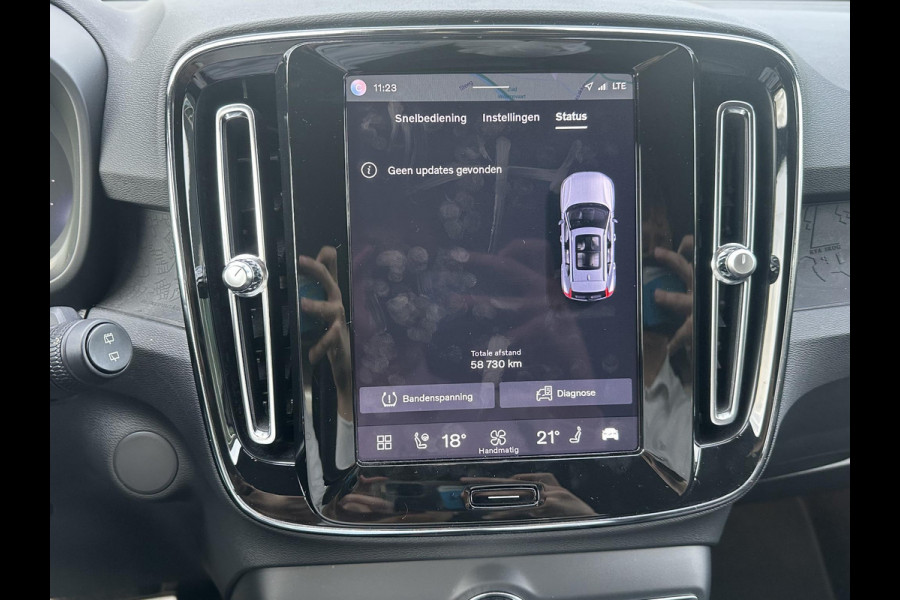 Volvo XC40 Recharge Plus 70 kWh VAN: € 32.900- VOOR: € 30.877,- UW HERFSTVOORDEEL: € 2.023-| SOH 92%|  ADAPTIVE CRUISE| ELEK. ACHTERKLEP| STOEL + STUURVERWARMING| DODE HOEK SENSOR|