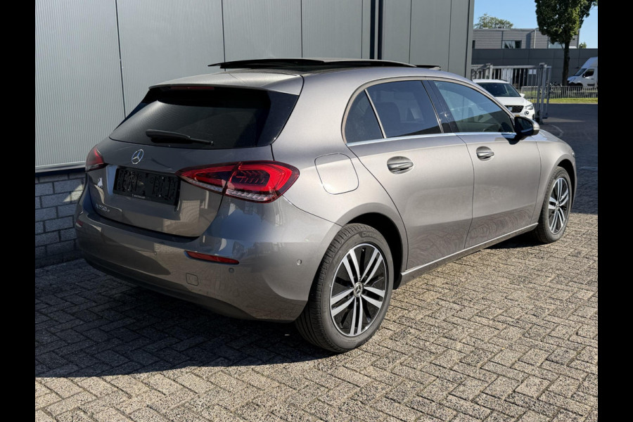 Mercedes-Benz A-Klasse 250 e Business Line 17"/Panoramadak/Adaptieve cruise/Dodehoek/Stoelverwarming/LED/PDC v+a/Apple Carplay & Android Auto