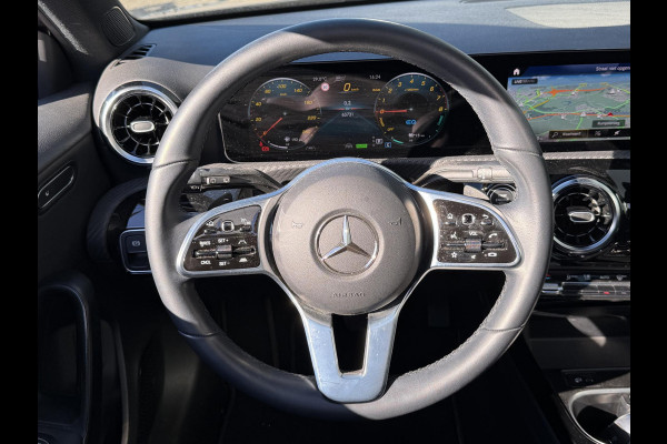 Mercedes-Benz A-Klasse 250 e Business Line 17"/Panoramadak/Adaptieve cruise/Dodehoek/Stoelverwarming/LED/PDC v+a/Apple Carplay & Android Auto