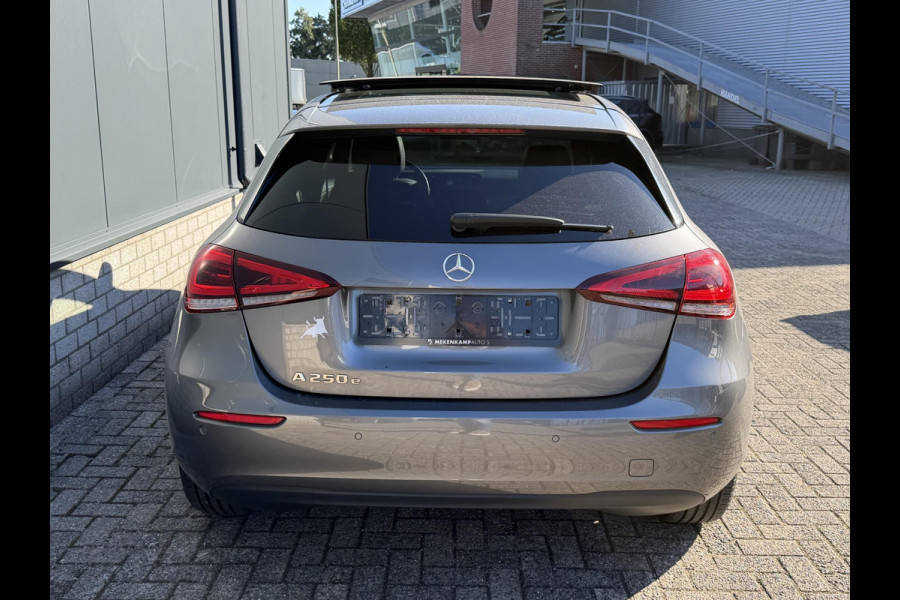 Mercedes-Benz A-Klasse 250 e Business Line 17"/Panoramadak/Adaptieve cruise/Dodehoek/Stoelverwarming/LED/PDC v+a/Apple Carplay & Android Auto