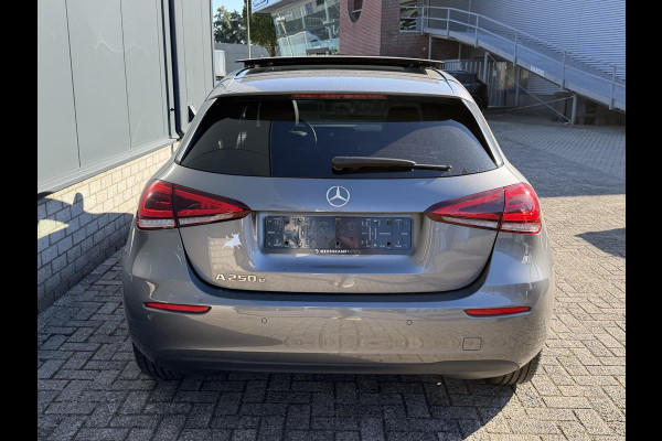 Mercedes-Benz A-Klasse 250 e Business Line 17"/Panoramadak/Adaptieve cruise/Dodehoek/Stoelverwarming/LED/PDC v+a/Apple Carplay & Android Auto
