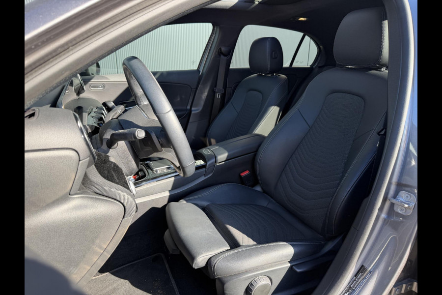 Mercedes-Benz A-Klasse 250 e Business Line 17"/Panoramadak/Adaptieve cruise/Dodehoek/Stoelverwarming/LED/PDC v+a/Apple Carplay & Android Auto