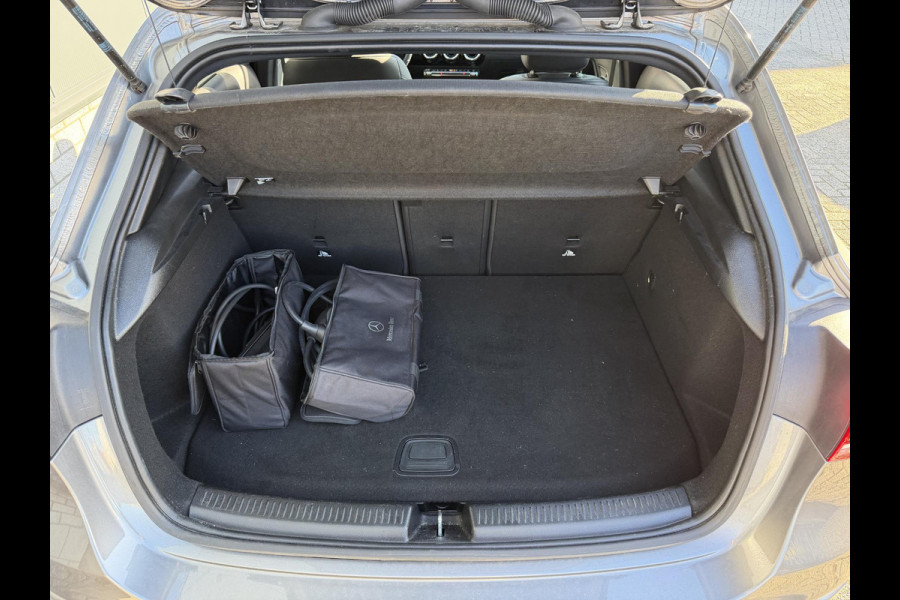Mercedes-Benz A-Klasse 250 e Business Line 17"/Panoramadak/Adaptieve cruise/Dodehoek/Stoelverwarming/LED/PDC v+a/Apple Carplay & Android Auto
