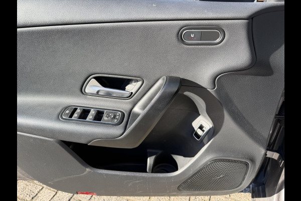 Mercedes-Benz A-Klasse 250 e Business Line 17"/Panoramadak/Adaptieve cruise/Dodehoek/Stoelverwarming/LED/PDC v+a/Apple Carplay & Android Auto