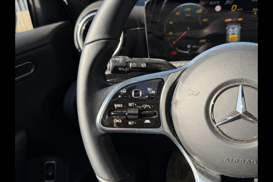 Mercedes-Benz A-Klasse 250 e Business Line 17"/Panoramadak/Adaptieve cruise/Dodehoek/Stoelverwarming/LED/PDC v+a/Apple Carplay & Android Auto