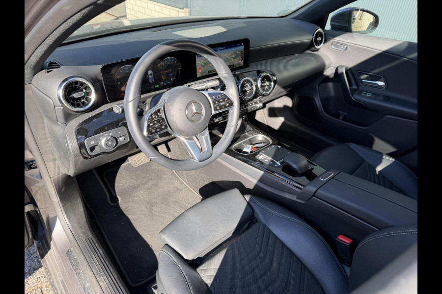 Mercedes-Benz A-Klasse 250 e Business Line 17"/Panoramadak/Adaptieve cruise/Dodehoek/Stoelverwarming/LED/PDC v+a/Apple Carplay & Android Auto