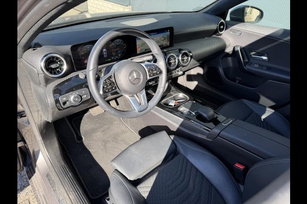 Mercedes-Benz A-Klasse 250 e Business Line 17"/Panoramadak/Adaptieve cruise/Dodehoek/Stoelverwarming/LED/PDC v+a/Apple Carplay & Android Auto