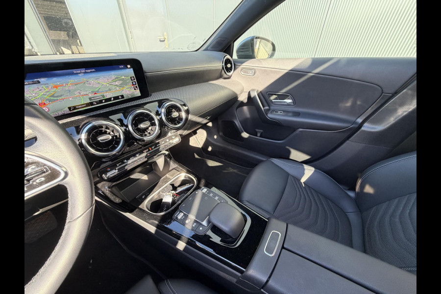 Mercedes-Benz A-Klasse 250 e Business Line 17"/Panoramadak/Adaptieve cruise/Dodehoek/Stoelverwarming/LED/PDC v+a/Apple Carplay & Android Auto