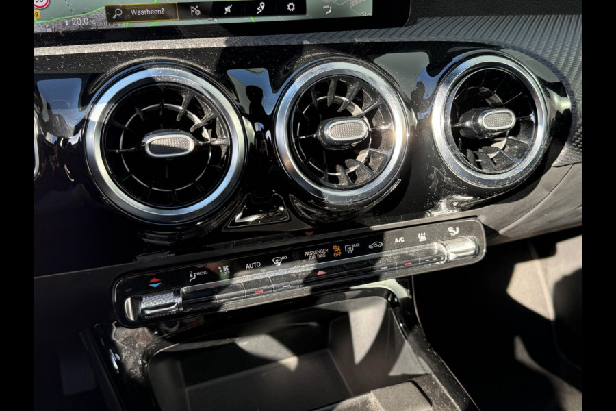 Mercedes-Benz A-Klasse 250 e Business Line 17"/Panoramadak/Adaptieve cruise/Dodehoek/Stoelverwarming/LED/PDC v+a/Apple Carplay & Android Auto