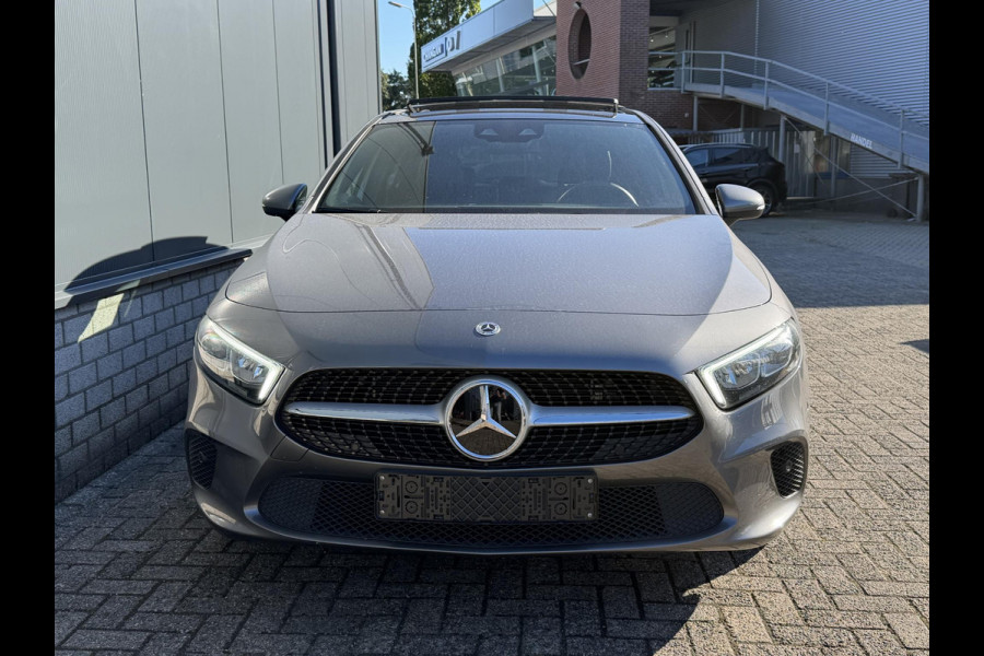Mercedes-Benz A-Klasse 250 e Business Line 17"/Panoramadak/Adaptieve cruise/Dodehoek/Stoelverwarming/LED/PDC v+a/Apple Carplay & Android Auto