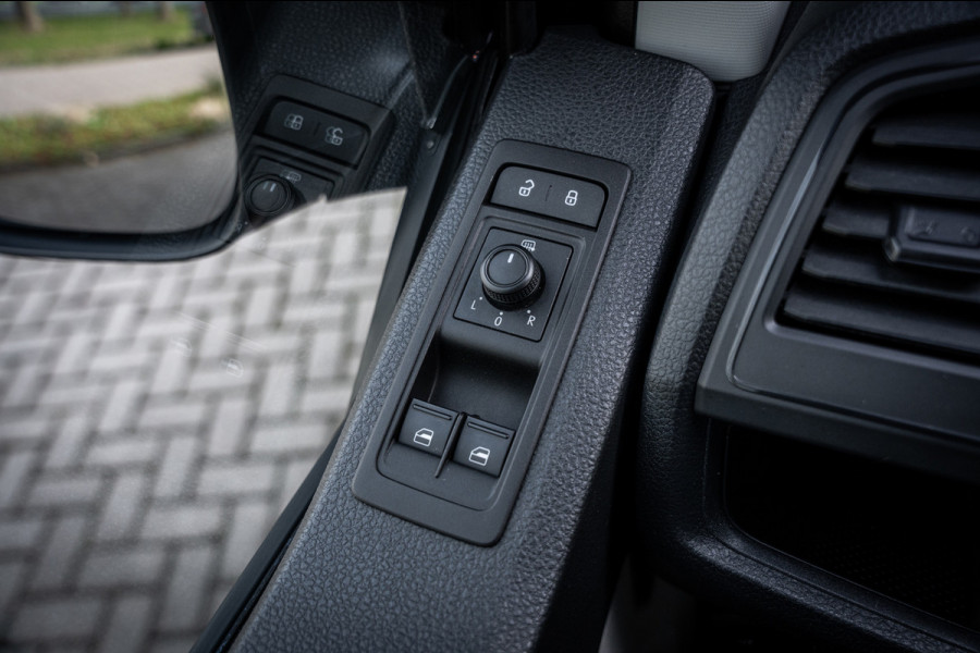 Volkswagen Transporter Kombi 2.0 TDI 150pk DSG aut. | 9 persoons | CarPlay | Cruise Control | Standkachel | Trekhaak | Navi |