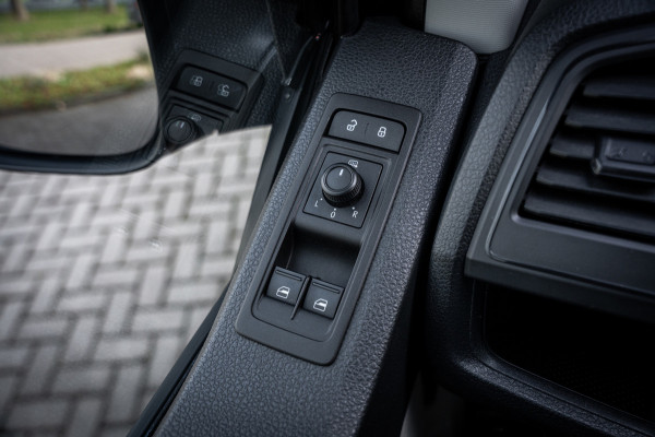 Volkswagen Transporter Kombi 2.0 TDI 150pk DSG aut. | 9 persoons | CarPlay | Cruise Control | Standkachel | Trekhaak | Navi |