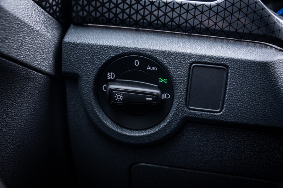 Volkswagen T-Cross 1.5 TSI Style Automaat 150pk | Virtual cockpit | Led | Trekhaak | Adapt. Cruise | Stoelverwarming | Keyless |