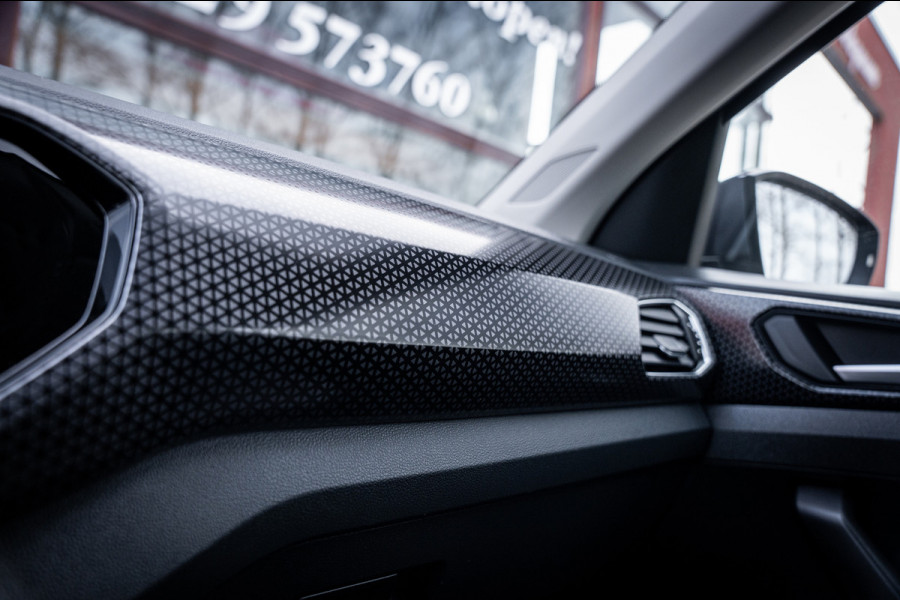 Volkswagen T-Cross 1.5 TSI Style Automaat 150pk | Virtual cockpit | Led | Trekhaak | Adapt. Cruise | Stoelverwarming | Keyless |