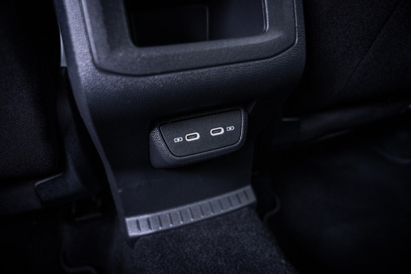 Volkswagen T-Cross 1.5 TSI Style Automaat 150pk | Virtual cockpit | Led | Trekhaak | Adapt. Cruise | Stoelverwarming | Keyless |