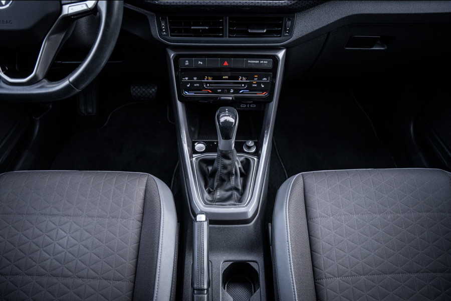 Volkswagen T-Cross 1.5 TSI Style Automaat 150pk | Virtual cockpit | Led | Trekhaak | Adapt. Cruise | Stoelverwarming | Keyless |