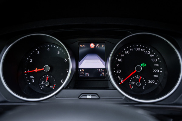 Volkswagen Tiguan Allspace 1.5 TSI Comfortline Business | 7 persoons | Trekhaak | Elektrische achterklep | Navigatie | Carplay |