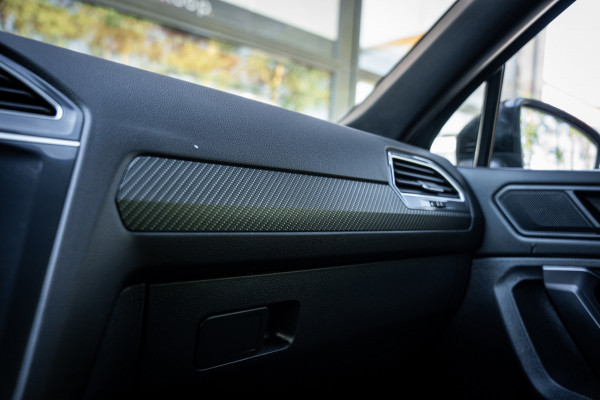 Volkswagen Tiguan Allspace 1.5 TSI R-Line Business+ | 7 persoons | Panoramadak | Leder | Trekhaak | Carplay | Stoel en stuurverw.|