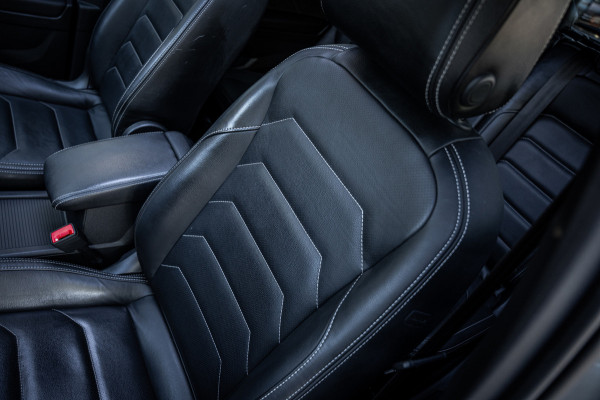 Volkswagen Tiguan Allspace 1.5 TSI R-Line Business+ | 7 persoons | Panoramadak | Leder | Trekhaak | Carplay | Stoel en stuurverw.|