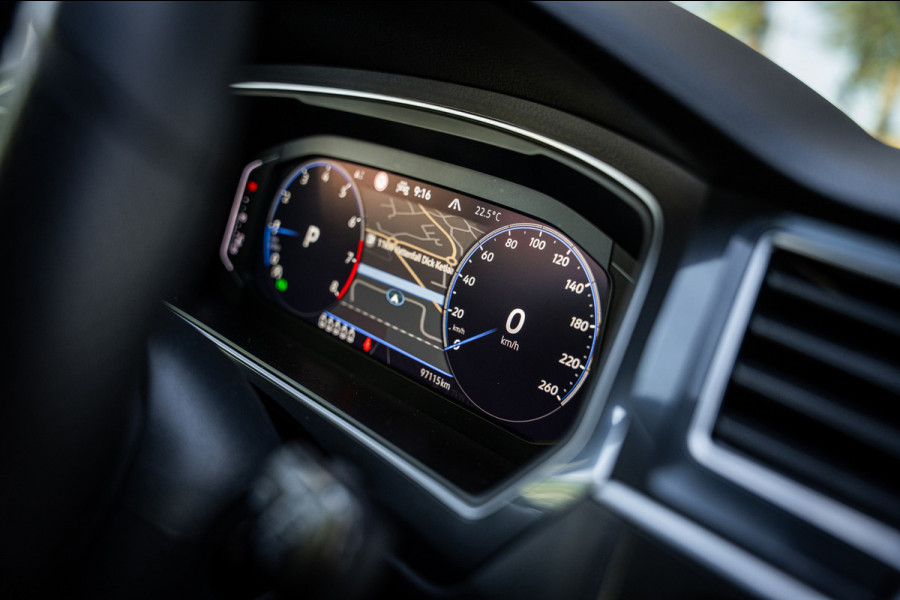 Volkswagen Tiguan Allspace 1.5 TSI R-Line Business+ | 7 persoons | Panoramadak | Leder | Trekhaak | Carplay | Stoel en stuurverw.|