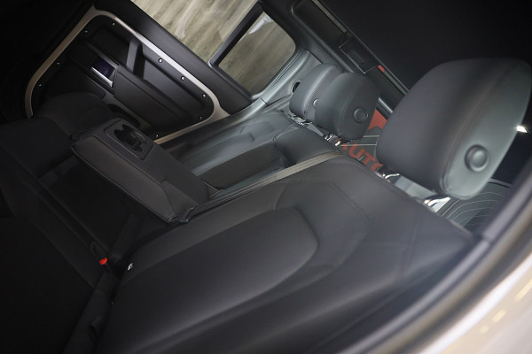 Land Rover Defender 110 2.0 P300e 110 X-Dynamic SE FACELIFT / Memory / Leder / Meridian / Acc / 360 Camera / Open Panoramadak