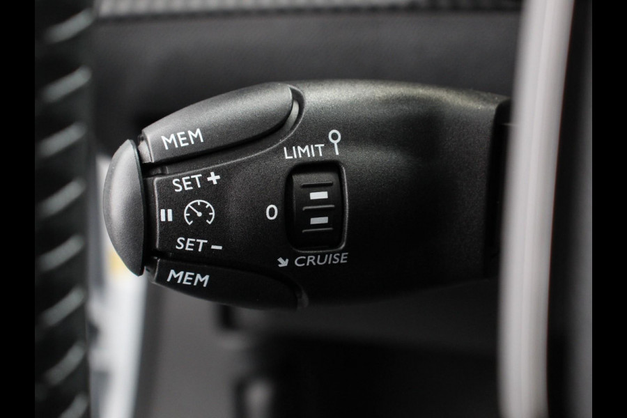Peugeot 2008 1.2 Hybrid 136 pk Automaat Allure Navigatie Apple Carplay/Android Auto Climate Control Dab Led Parkeer sensoren Cruise Control Stoelverwarming