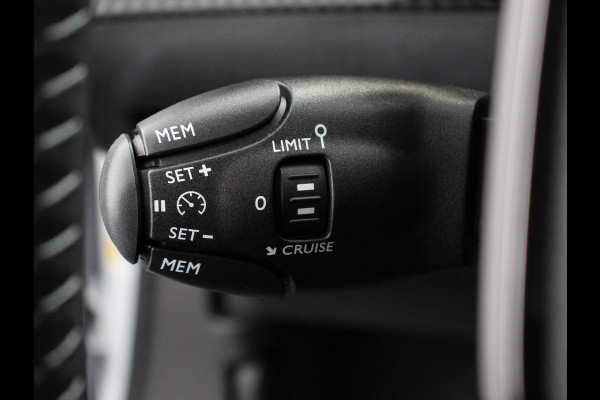 Peugeot 2008 1.2 Hybrid 136 pk Automaat Allure Navigatie Apple Carplay/Android Auto Climate Control Dab Led Parkeer sensoren Cruise Control Stoelverwarming