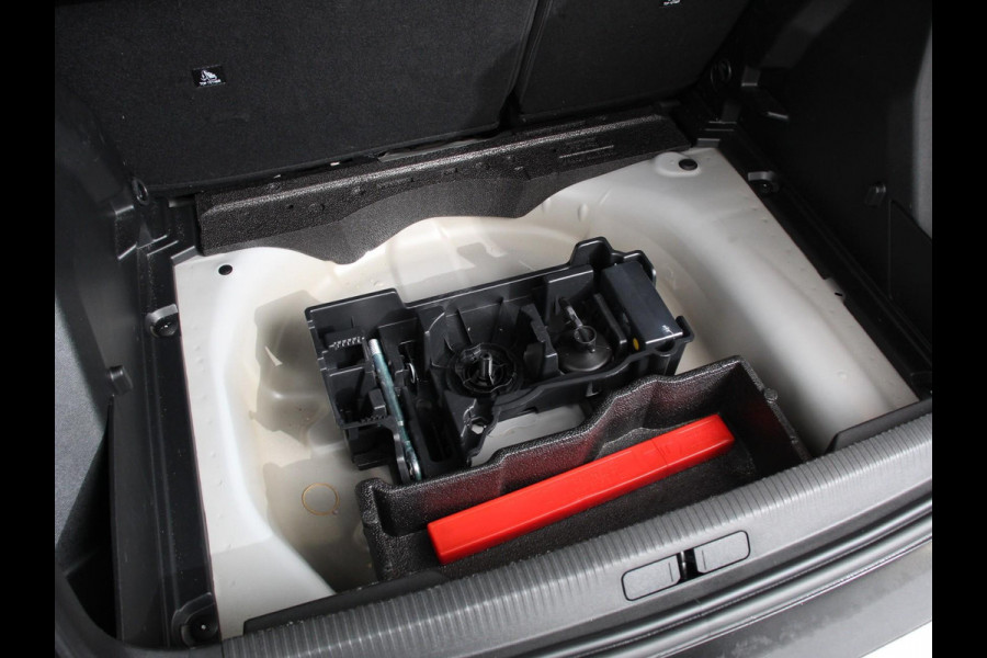 Peugeot 2008 1.2 Hybrid 136 pk Automaat Allure Navigatie Apple Carplay/Android Auto Climate Control Dab Led Parkeer sensoren Cruise Control Stoelverwarming
