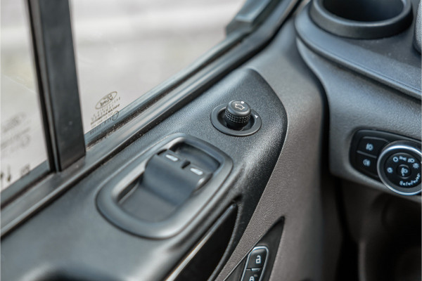 Ford Transit Custom 300 2.0 TDCI 170 PK L2H1 Limited DC | ACC | Elek stoelen | Lederen bekleding | Navigatie | CarPlay | Camera | Trekhaak | Orig. NL auto | Nieuwe APK