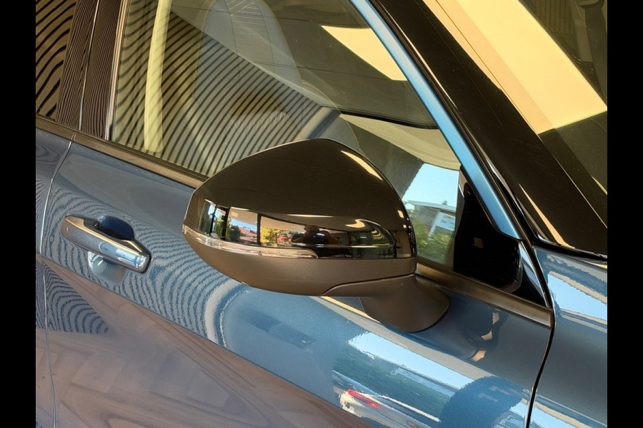 Lynk & Co 01 261PK PLUG-IN HYBRIDE PANORAMADAK AIRCO CAMERA CRUISE PDC STOELVERWARMING APPLE CARPLAY