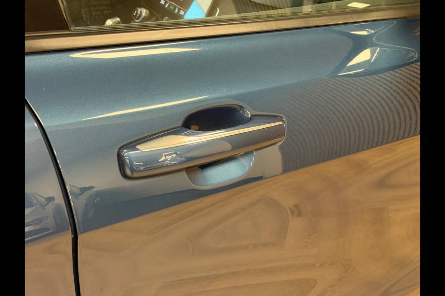 Lynk & Co 01 261PK PLUG-IN HYBRIDE PANORAMADAK AIRCO CAMERA CRUISE PDC STOELVERWARMING APPLE CARPLAY