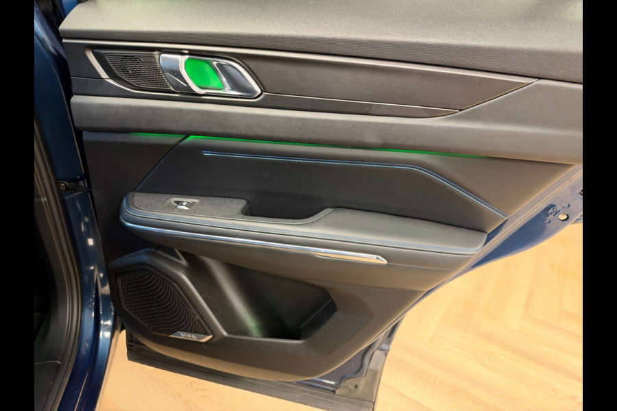 Lynk & Co 01 261PK PLUG-IN HYBRIDE PANORAMADAK AIRCO CAMERA CRUISE PDC STOELVERWARMING APPLE CARPLAY