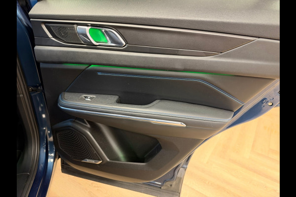 Lynk & Co 01 261PK PLUG-IN HYBRIDE PANORAMADAK AIRCO CAMERA CRUISE PDC STOELVERWARMING APPLE CARPLAY