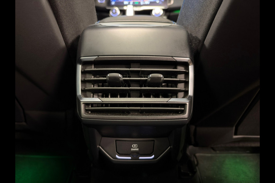 Lynk & Co 01 261PK PLUG-IN HYBRIDE PANORAMADAK AIRCO CAMERA CRUISE PDC STOELVERWARMING APPLE CARPLAY