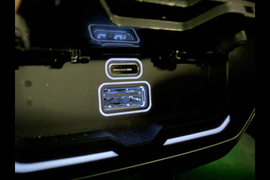 Lynk & Co 01 261PK PLUG-IN HYBRIDE PANORAMADAK AIRCO CAMERA CRUISE PDC STOELVERWARMING APPLE CARPLAY
