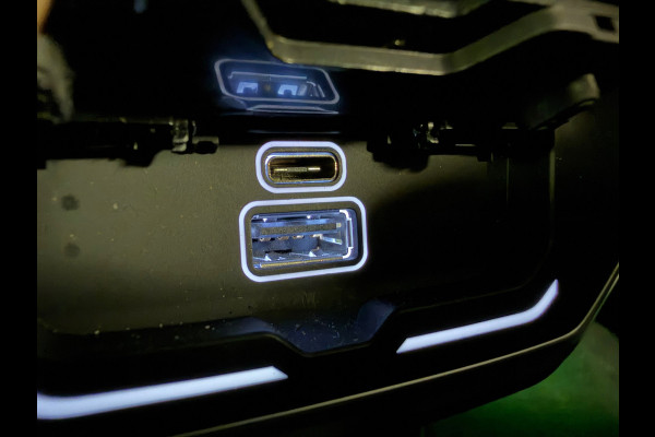 Lynk & Co 01 261PK PLUG-IN HYBRIDE PANORAMADAK AIRCO CAMERA CRUISE PDC STOELVERWARMING APPLE CARPLAY