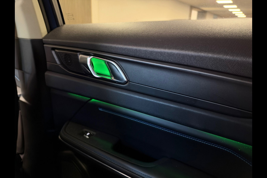 Lynk & Co 01 261PK PLUG-IN HYBRIDE PANORAMADAK AIRCO CAMERA CRUISE PDC STOELVERWARMING APPLE CARPLAY