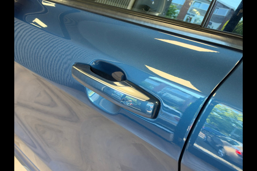 Lynk & Co 01 261PK PLUG-IN HYBRIDE PANORAMADAK AIRCO CAMERA CRUISE PDC STOELVERWARMING APPLE CARPLAY