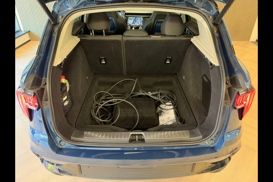 Lynk & Co 01 261PK PLUG-IN HYBRIDE PANORAMADAK AIRCO CAMERA CRUISE PDC STOELVERWARMING APPLE CARPLAY