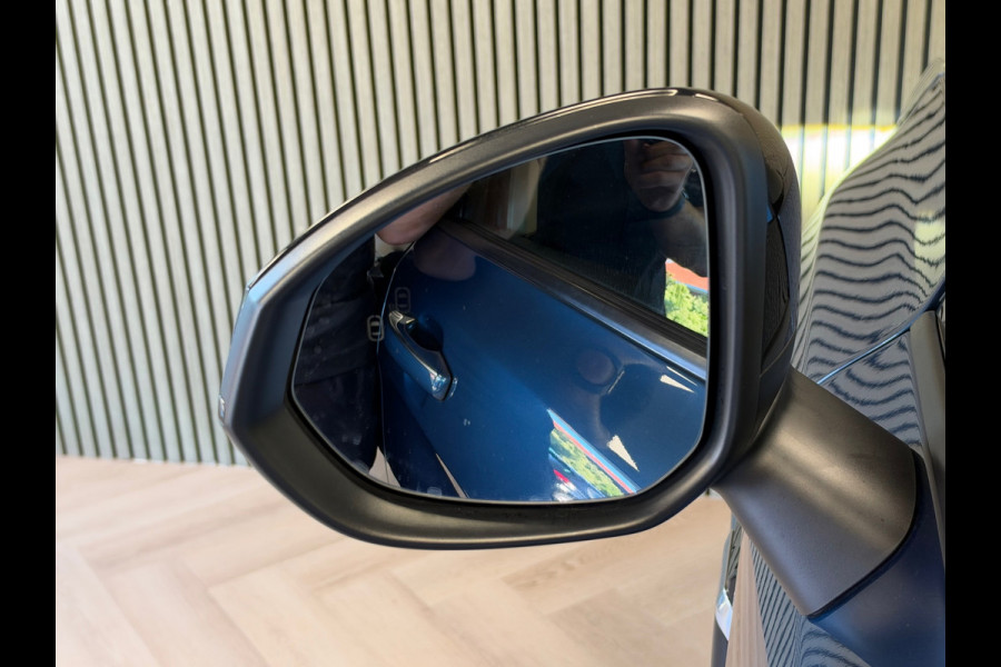 Lynk & Co 01 261PK PLUG-IN HYBRIDE PANORAMADAK AIRCO CAMERA CRUISE PDC STOELVERWARMING APPLE CARPLAY