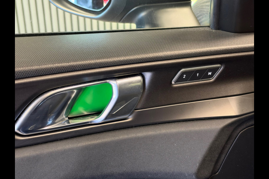 Lynk & Co 01 261PK PLUG-IN HYBRIDE PANORAMADAK AIRCO CAMERA CRUISE PDC STOELVERWARMING APPLE CARPLAY
