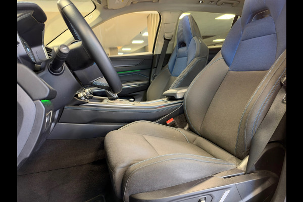Lynk & Co 01 261PK PLUG-IN HYBRIDE PANORAMADAK AIRCO CAMERA CRUISE PDC STOELVERWARMING APPLE CARPLAY