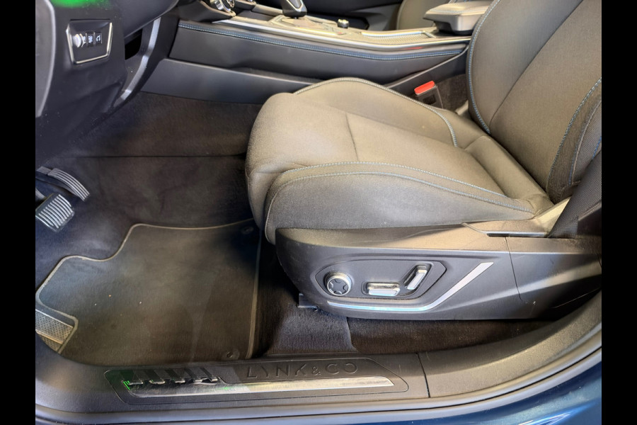 Lynk & Co 01 261PK PLUG-IN HYBRIDE PANORAMADAK AIRCO CAMERA CRUISE PDC STOELVERWARMING APPLE CARPLAY