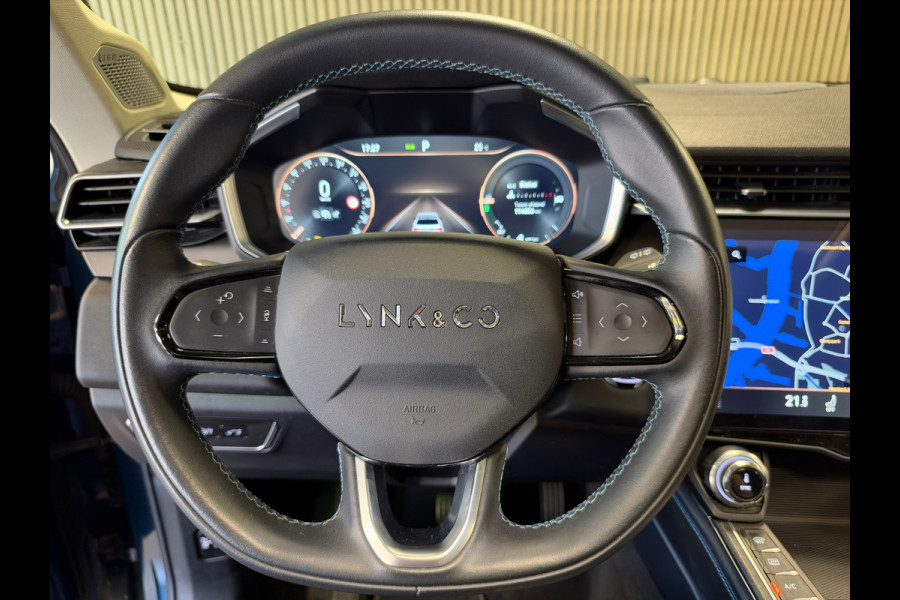 Lynk & Co 01 261PK PLUG-IN HYBRIDE PANORAMADAK AIRCO CAMERA CRUISE PDC STOELVERWARMING APPLE CARPLAY