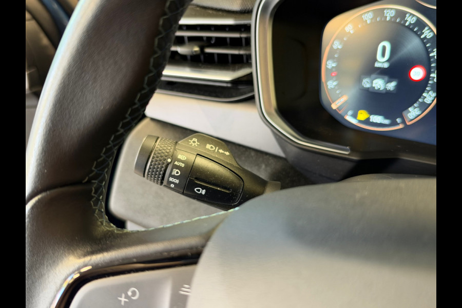 Lynk & Co 01 261PK PLUG-IN HYBRIDE PANORAMADAK AIRCO CAMERA CRUISE PDC STOELVERWARMING APPLE CARPLAY
