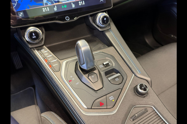 Lynk & Co 01 261PK PLUG-IN HYBRIDE PANORAMADAK AIRCO CAMERA CRUISE PDC STOELVERWARMING APPLE CARPLAY