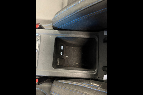 Lynk & Co 01 261PK PLUG-IN HYBRIDE PANORAMADAK AIRCO CAMERA CRUISE PDC STOELVERWARMING APPLE CARPLAY