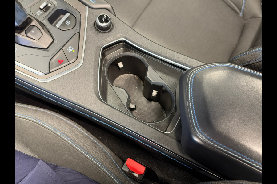 Lynk & Co 01 261PK PLUG-IN HYBRIDE PANORAMADAK AIRCO CAMERA CRUISE PDC STOELVERWARMING APPLE CARPLAY